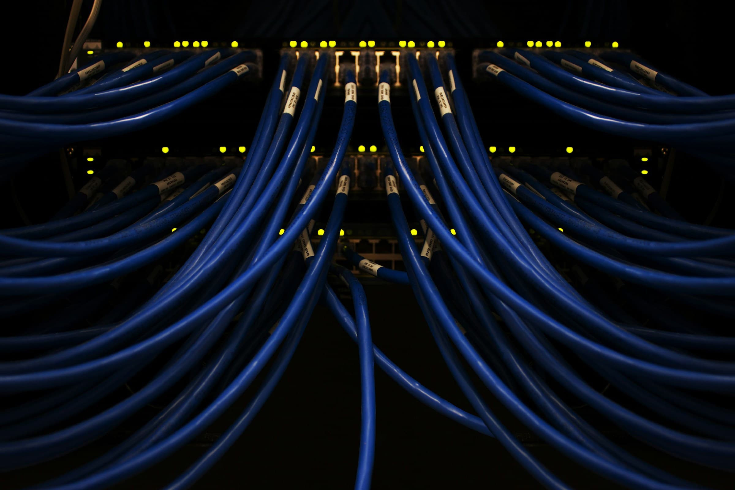 Tissu Ethernet etiquete — voyants jaunes sur un commutateur sombre