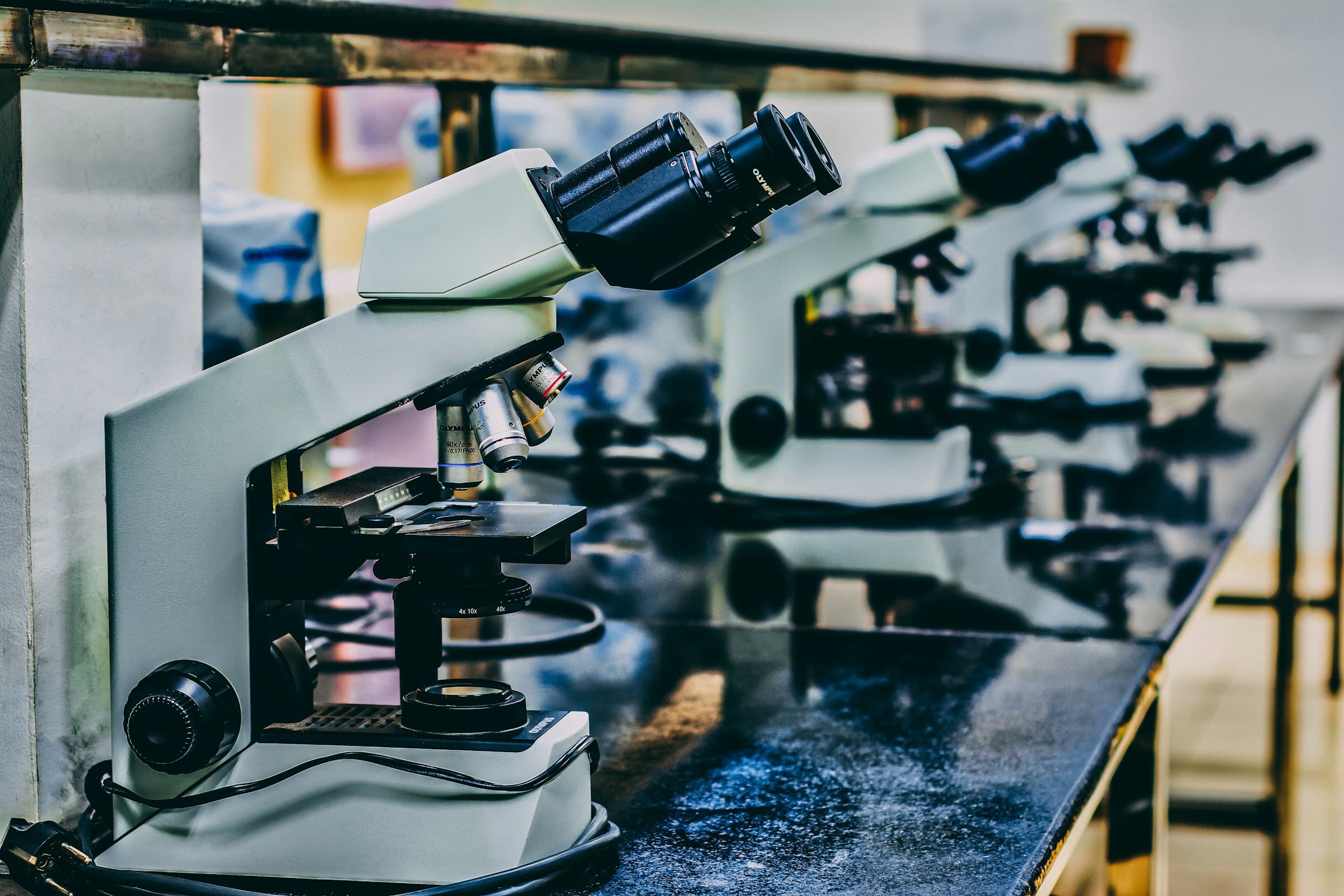 Chercheur au microscope