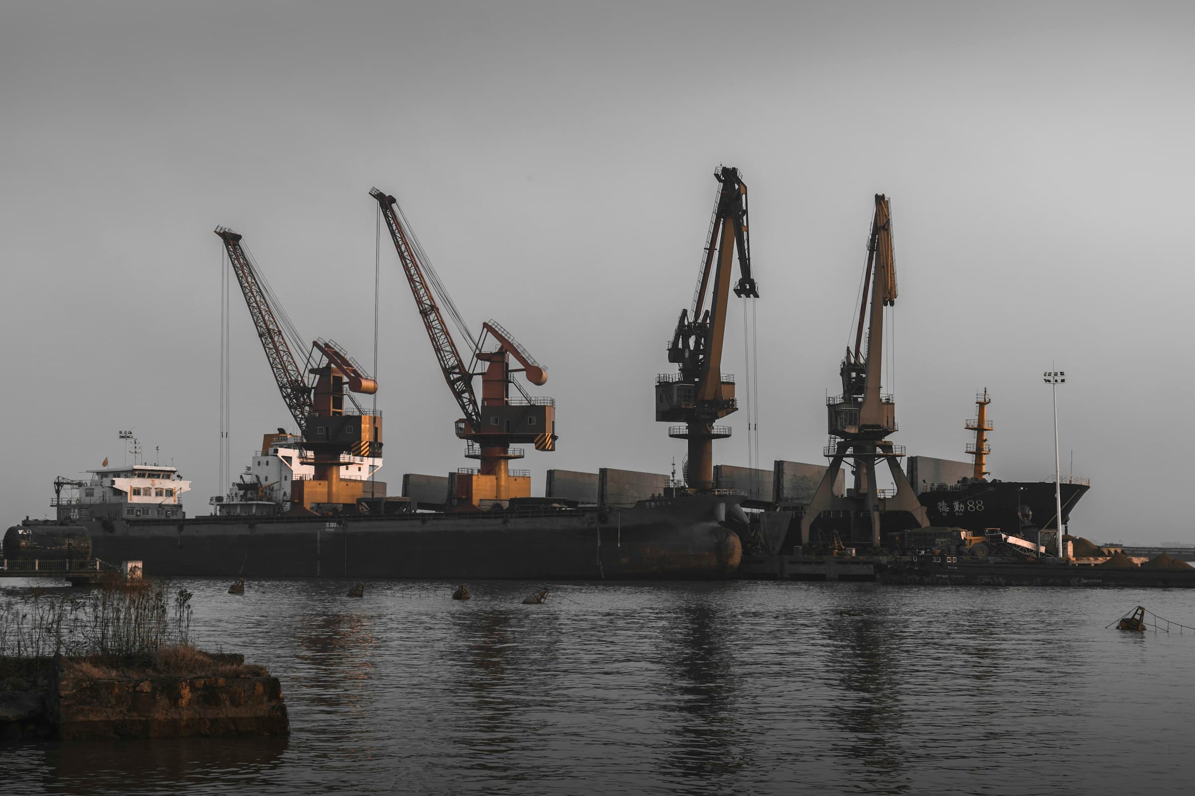 Ship-to-shore gantry crane