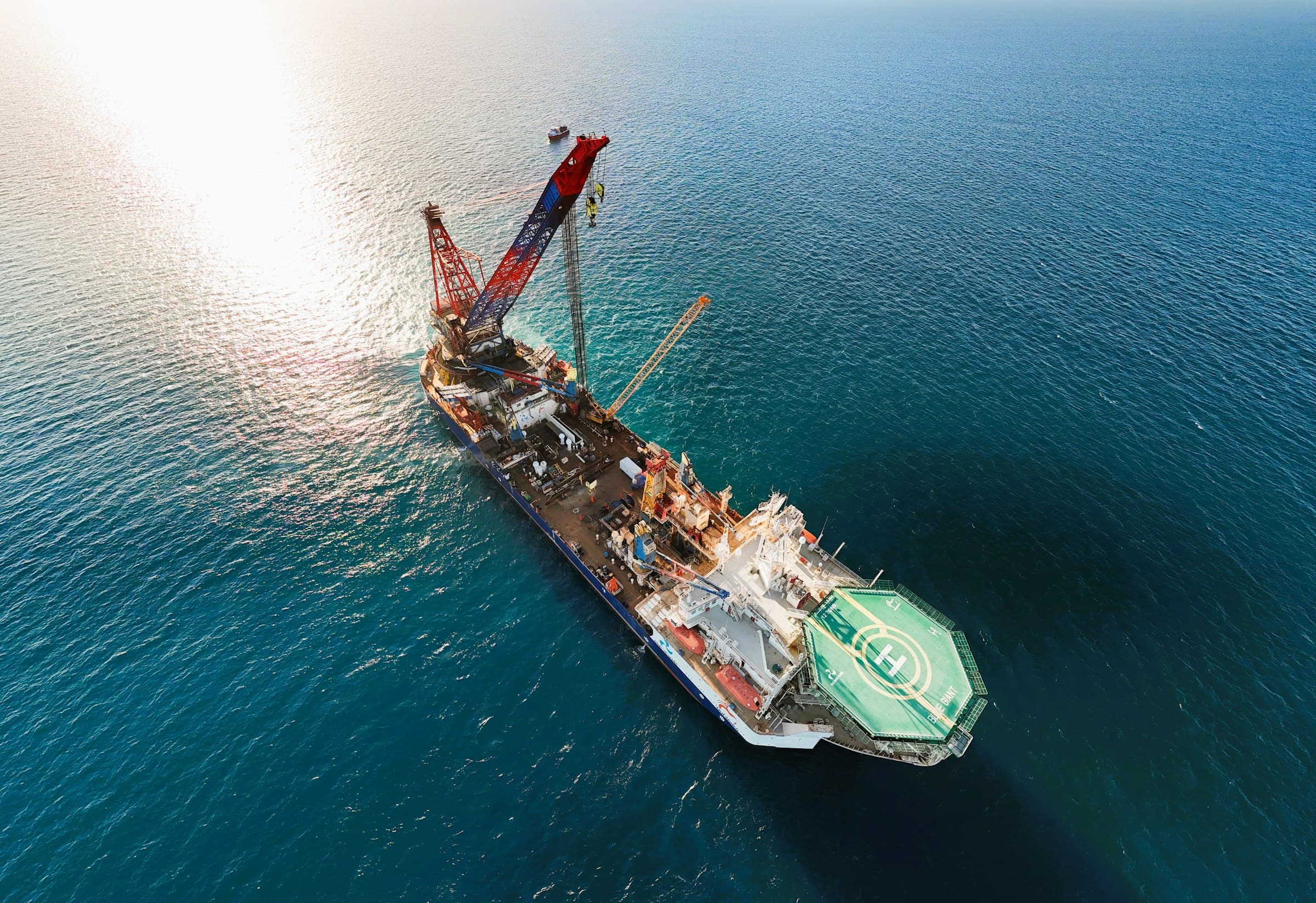 Offshore crane lift