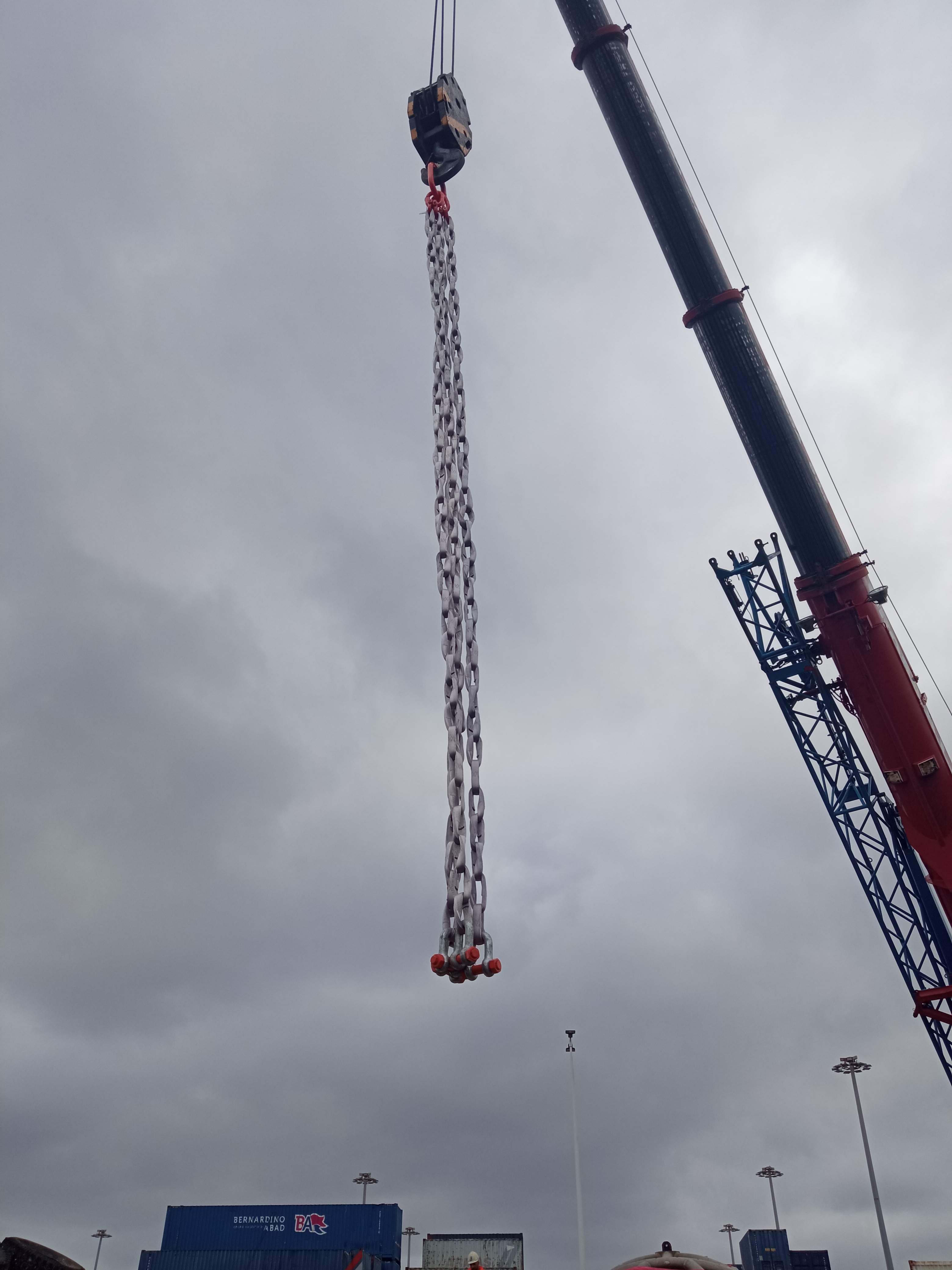 Murlink chain lashing on container